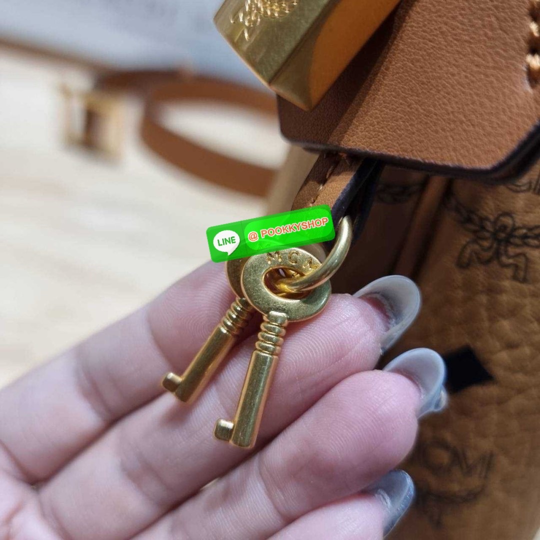 MCM AREN HOBO IN VISETOS 🔆 Details ฮอตฉ่ำมาก! กับกระเป๋าสะพายทรงโฮโบ ทรงสวยมาก ขนาดกำลังดี จุของได้เยอะ ใช้งานสะดวกด้วยการรูดซิป พิเศษแถมพวงหนังและชุดกุญแจล็อคมาให้ด้วย ถอดออกได้ นำไปใช้กับกระเป๋าใบอื่นได้ด้วย ภายในโล่งกว้าง ใส่ของสำคัญได้อย่างครบ