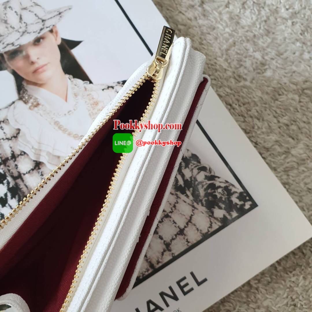 NEW ARRIVAL!! CHANEL VIP GIFT WOC BAG กระเป๋าสตางค์คล้องคอ/ Crossbody ที่กำลังมาแรงมาในตอนนี้ ตัวกระเป๋าเป็นกระเป๋าสตางค์หนังพียูลาย CAVIER อะไหล่ทองทั้งใบ ด้านหน้าใส่ iphone+ ได้ เปิดปิดด้วยกระดุมแม่เหล็ก สามารถใส่บัตรได้อีก4ใบด้านใน พลิกมาด้านหลังมีช่อง