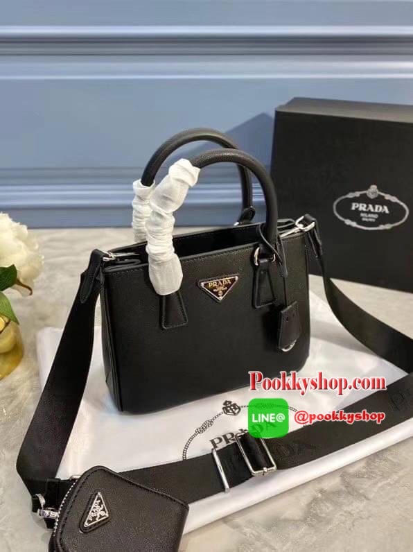 Prada กระเป๋าถือหรือสะพายอเนกประสงค์ วัสดุหนังสวยอยู่ทรงขนาดกำลังดีน้ำหนักเบา ดีไซน์สวยเก๋ที่หูหิ้วกระเป๋า โลโก้แบรนด์อะไหล่หรู หูจับแข็งแรงพับลงได้สะดวกใช้หัวซิปแบรนด์ ภายในมีโลโก้ ช่องซิป ช่องใส่มือถือ สามารถใส่กระเป๋าสตางค์ใบยาว ipad mini ของใช้จุกจิกไ