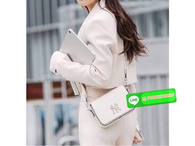 NEW IN! ใบจริงน้องสวยมากๆ คุ้มแก่การมีติดตัว! MLB MONOGRAM EMBO CROSS BAG 💌พร้อมส่ง! ใครมีแล้วหรือจะมีเพิ่มหรือซื้อเป็นของขวัญให้เพื่อนๆรุ่นนี้ไม่ทำให้ผิดหวังค่ะ หนังแท้อย่างดี ปั้มลายแบรนด์ทั้งใบ