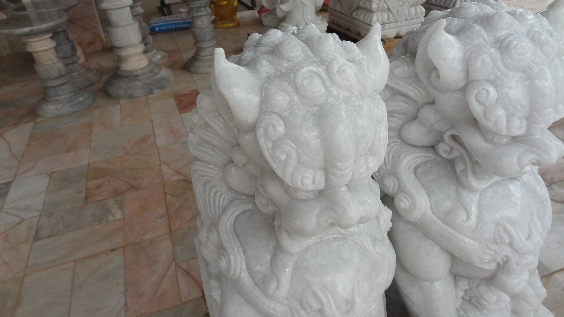 สิงโตหินอ่อนแกะสลัก ความสูง 70 กว้าง 46 ยาว 26 เซนติเมตร