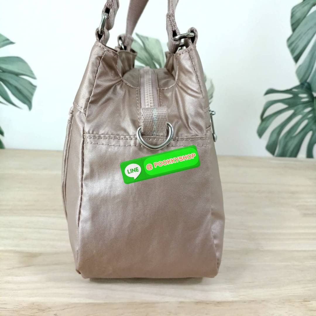 Kipling Damen Orelie Henkeltasche handbag กระเป๋าถือหรือสะพาย ขนาดกลาง วัสดุ Nylon 100% หูถือสูง 7 นิ้ว สายสะพายยาว 126ซม. มีช่องแยกใช้งานหลายช่อง ประกอบด้วย -ด้านหน้า ช่องซิปลึกถึงฐานกระเป๋า -ด้านหลัง ช่องซิปลึกถึงฐานกระเป๋า -ช่องใช้งานหลักด้านใน 3 ช่อง
