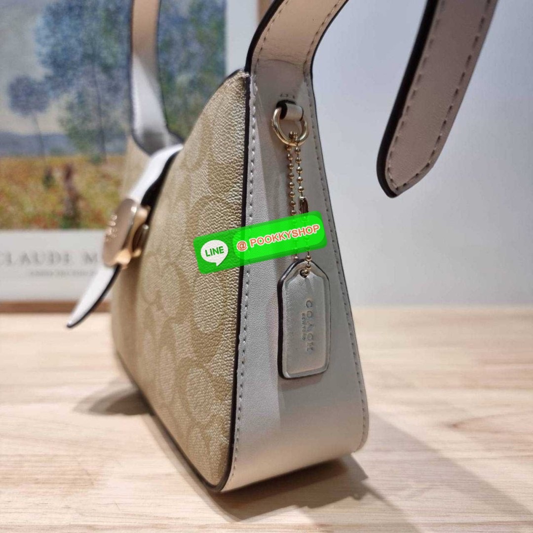 COACH CR533 ELIZA SHOULDER BAG 🔅 Details ใหม่ล่าสุด กระเป๋าสะพายไหล่ทรงโฮโบสุดหรู ดีไซน์โลโก้แบบใหม่และหรูหรายิ่งขึ้น คงความคลาสสิคและวินเทจ เปิด-ปิดด้วยสายคาดแบบกระดุมแม่เหล็ก ภายในเป็นช่องโล่ง แบ่งสัดส่วนไว้อย่างดี มีทั้งช่องใส่บัตร และช่องซิป ส