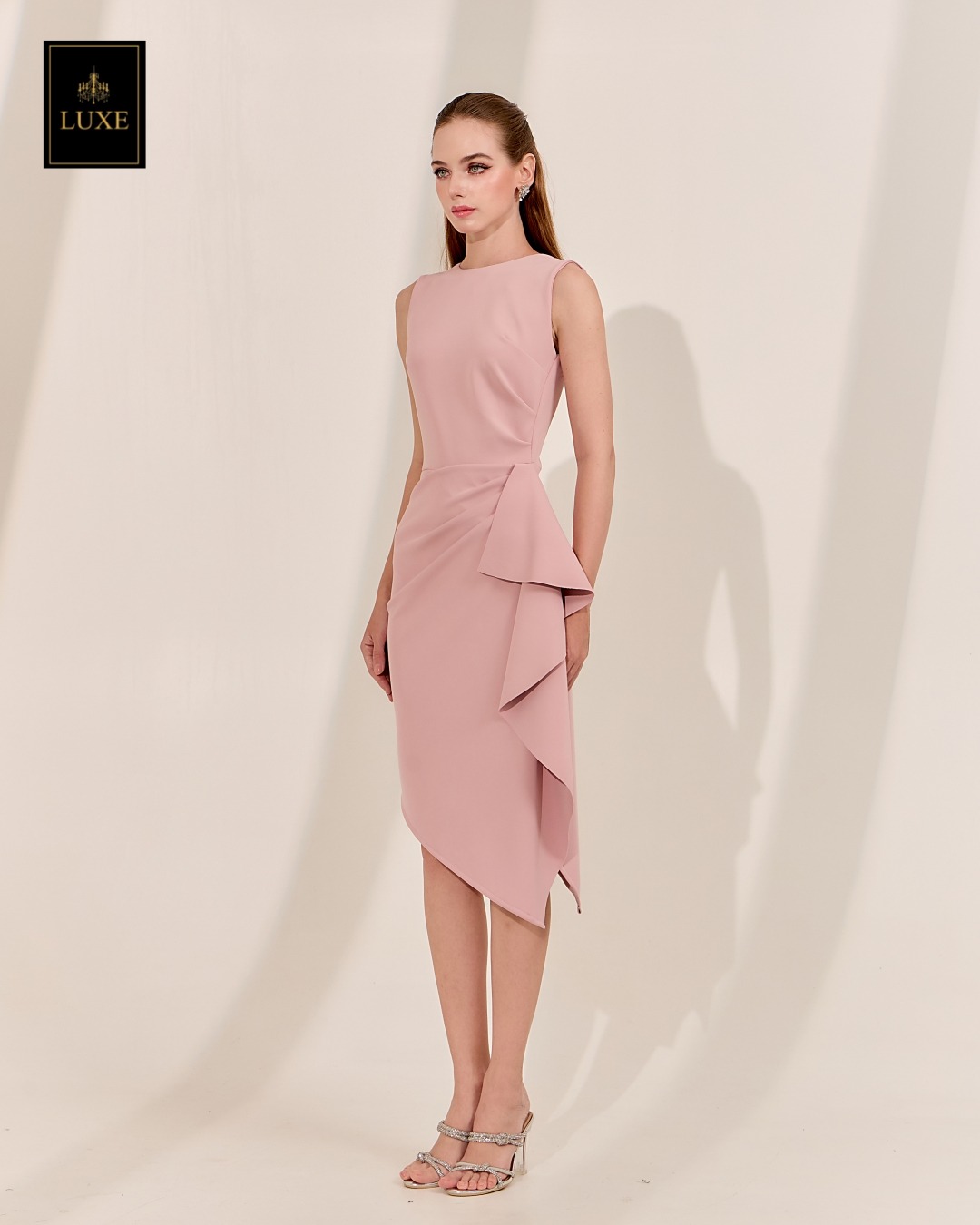 เดรสแฟชั่น เดรสเสื้อคอกลมแขนกุด กระโปรงทรงสอบ แต่งระบายข้าง ปลายเฉลียง