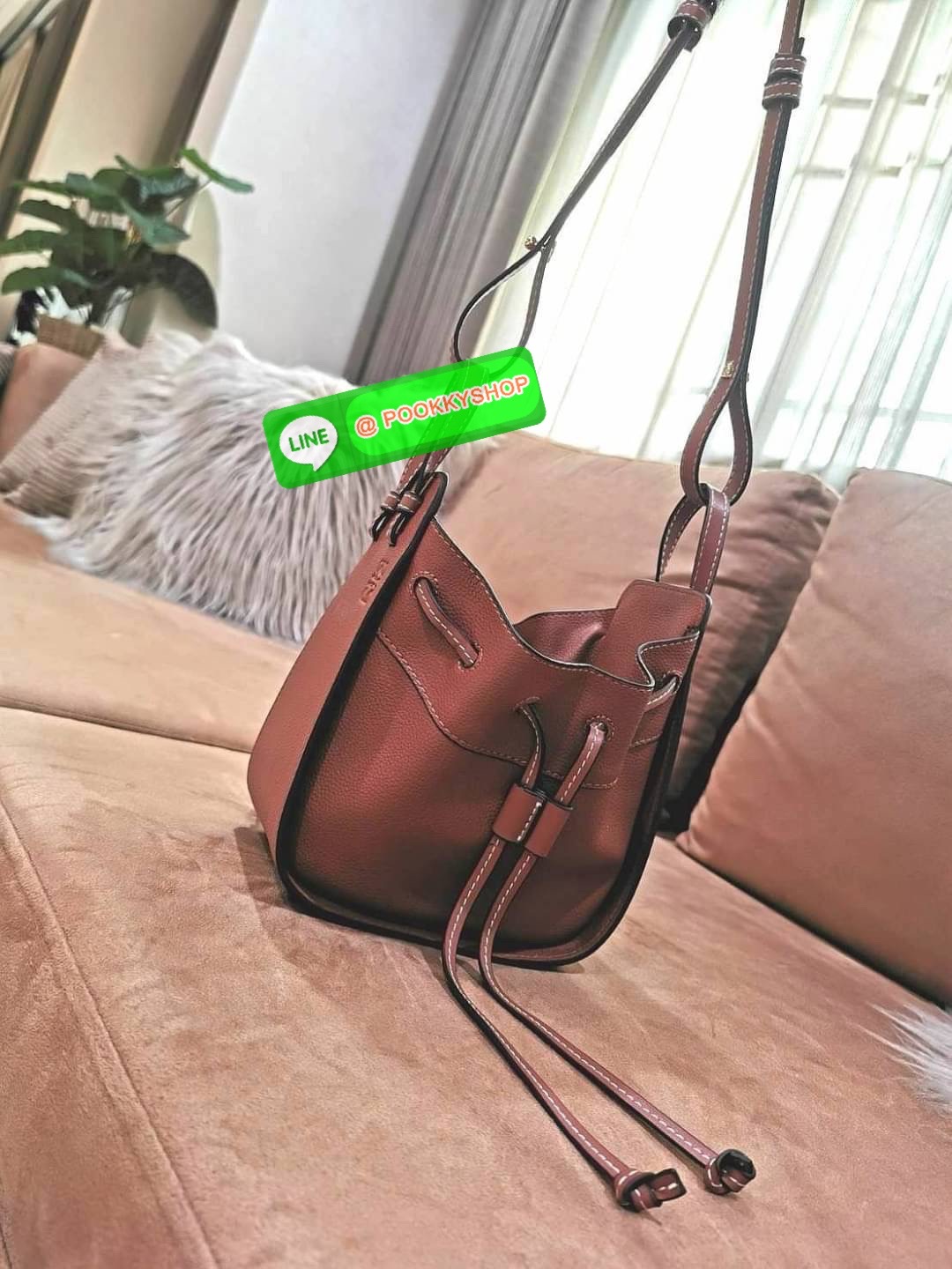 ✴️ห้ามพลาด!✴️LOEWE HANDLE & SHOULDER BAG GIFT WITH PURCHASE (GWP) กระเป๋าถือหรือสะพายหนังแท้พรีเมี่ยมกิ๊ฟ Limited จาก LOEWE PERFUME DUTYFREE รุ่น Rare items สุดๆวัสดุหนังแท้ Calfskin หนังสวยดีไซน์คงเอกลักษณ์แบรนด์ สามารถปรับใช้ได้หลายทรงด้าน