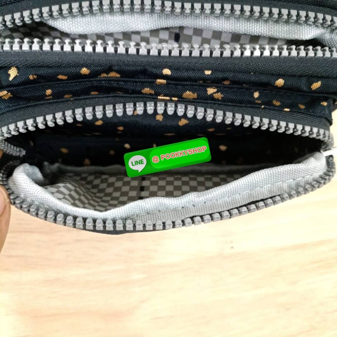 KIPLING Monkey program Seoul up clutch & sling bag รุ่น 2 ซิป (ขนาด 7 นิ้ว) กระเป๋าคล้องมือ หรือ สะพายข้าง ขนาดเล็ก วัสดุ Nylon & Polyester 100% ใช้งานได้ 2 รูปแบบ มีสายสลับเปลี่ยนได้ทั้งแบบคล้องมือ และ สะพายข้าง ตามโอกาสการใช้งาน