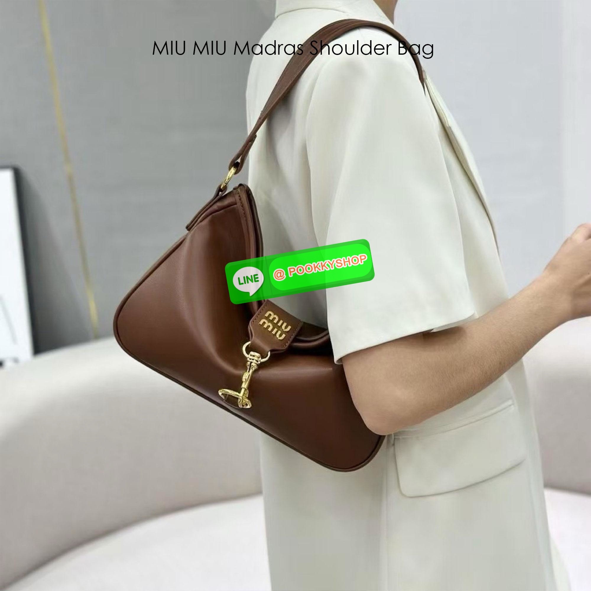 MIU MIU Madras Shoulder Bag กระเป๋าสะพายไหล่ทรงเก๋เรียบหรูดูแพงดูลัคชู ดีไซน์ใช้งานง่าย โดดเด่นด้วยห่วงเกี่ยวด้านหน้าสีทอง ประดับโลโก้สวยหรู คอลเลคชั่นตัวแม่ พร้อมสายสะพายข้าง ใช้งานได้หลากหลายสไตล์มากๆ ภายในเป็นช่องโล่งจุของได้เยอะ สะพายไปทำงาน ไปเรียน ไ