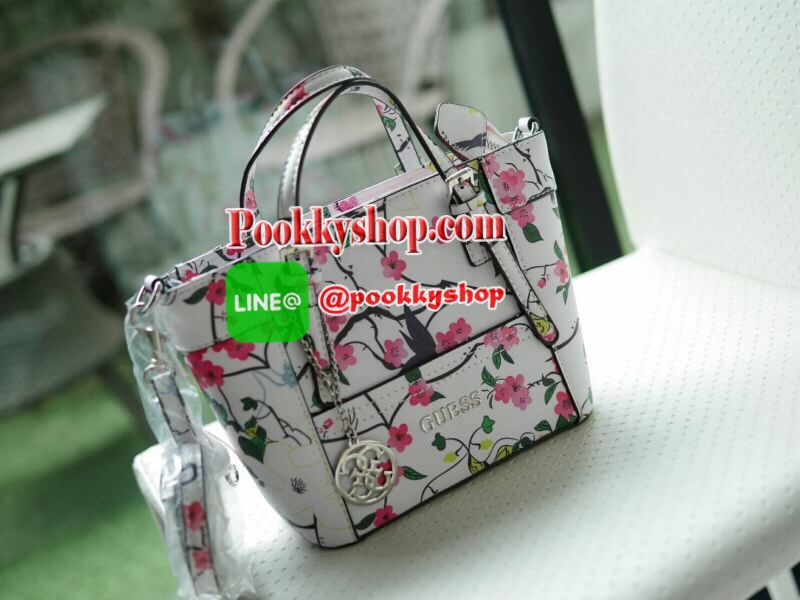 รุ่นขายดี พร้อมส่งครบสี Guess Mini tote Saffiano Bag ลายหนัง Saffiano สวยอยู่ทรงสไตล์ PRADA ขนาดกำลังดีน้ำหนักเบา ด้านหน้าประดับโลโก้แบรนด์ พร้อมพวงกุญแจโลโก้แบรนด์ห้อยที่หูกระเป๋าสามารถถอดเเยกใช้ได้ เปิดปิดด้วยซิปสะดวกใช้ ภายในมีโลโก้ ช่องซิปและช่องเล็กใ