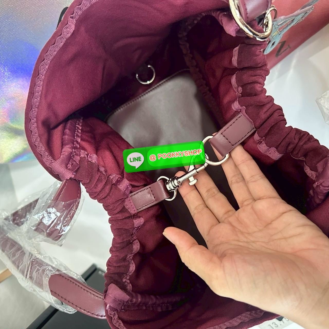 Merge A Day Bag Medium - Suede Edition (Limited) กระเป๋าสะพายไหล่ size ใหม่ ขนาดกระทัดรัดขึ้น แต่ยังสามารถจุของได้เยอะเหมือนเดิม ปรับสายกระเป๋าเป็นแบนสะพายทั้งวันไม่รู้สึกเมื่อยไหล่คะ