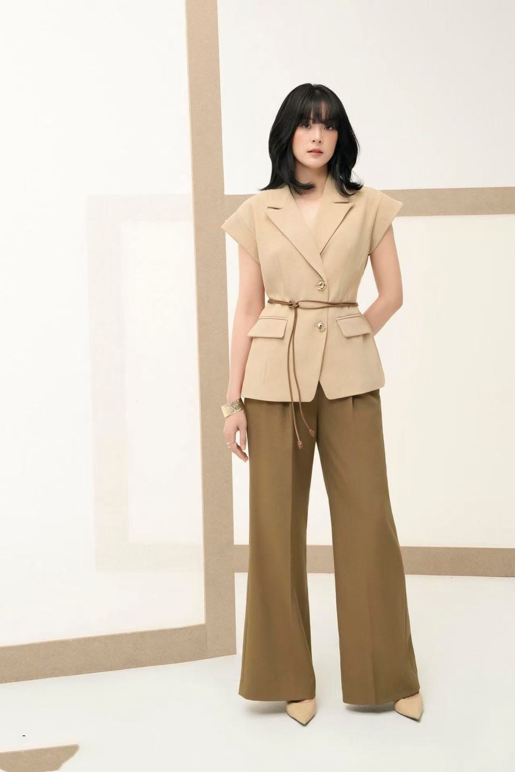 ชุดเซทแฟชั่น Set 3ชิ้น เสื้อ+กางเกง+สายเข็มขัด ดีเทลเสื้อคอปกทรงแขนล้ำโทนสีไอวอรี่