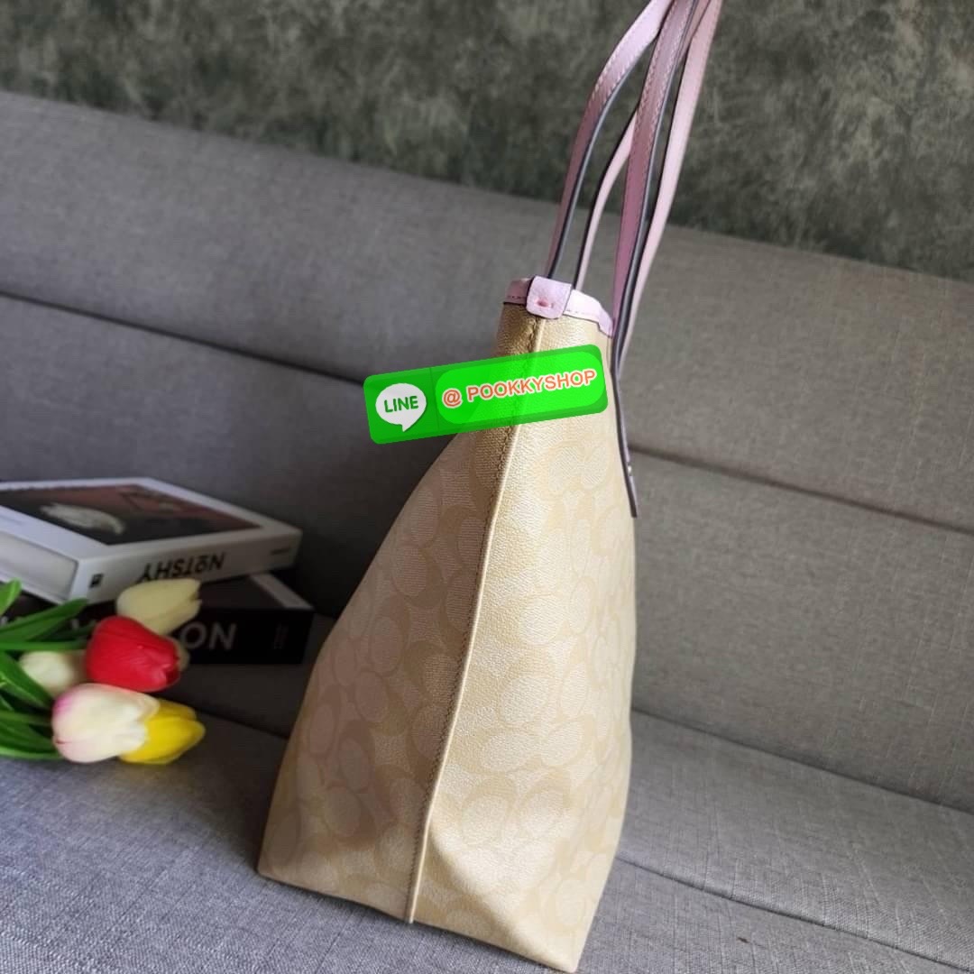 COACH CITY ZIP TOTE IN SIGNATURE COATED CANVAS (COACH F36876) กระเป๋าสะพายทรงช้อปปิ้ง ทรงสวย ทรงยอดนิยมใบใหญ่ยุของได้เยอะ หนังcanvas ลาย C Signature สายหนังแท้ สะพายขึ้นไหล่ได้สวย ใบใหญ่ ใช้งานง่าย มีซิปปิดด้านบน มีผ้าบุด้านใน มีช่องซิป
