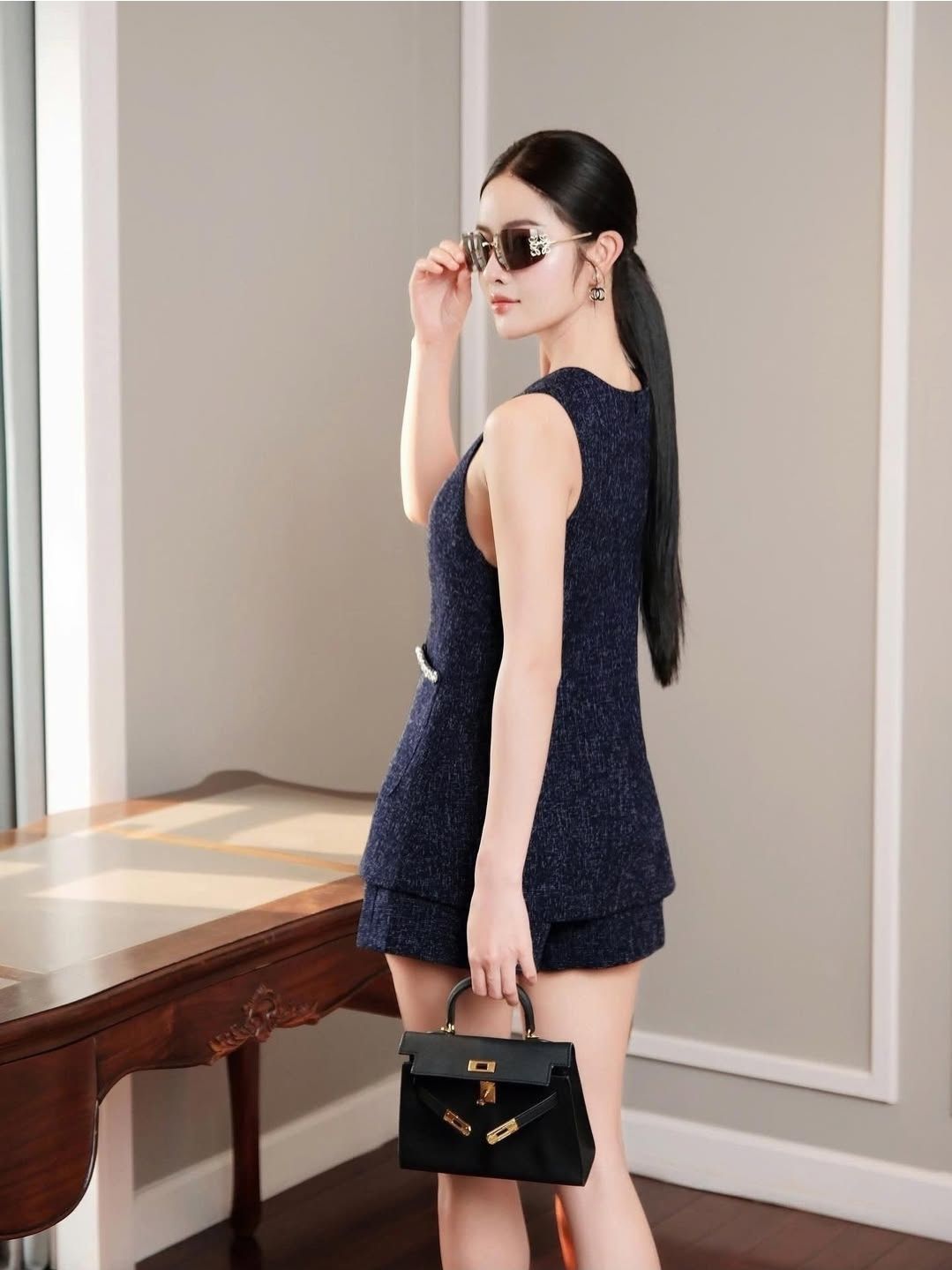 ชุดเซทแฟชั่น เซ็ตเสื้อคอวีซิปหลังตัวยาว เล่นดีไซน์แต่งดีเทลด้านหน้า มาพร้อมกางเกงขาสั้น