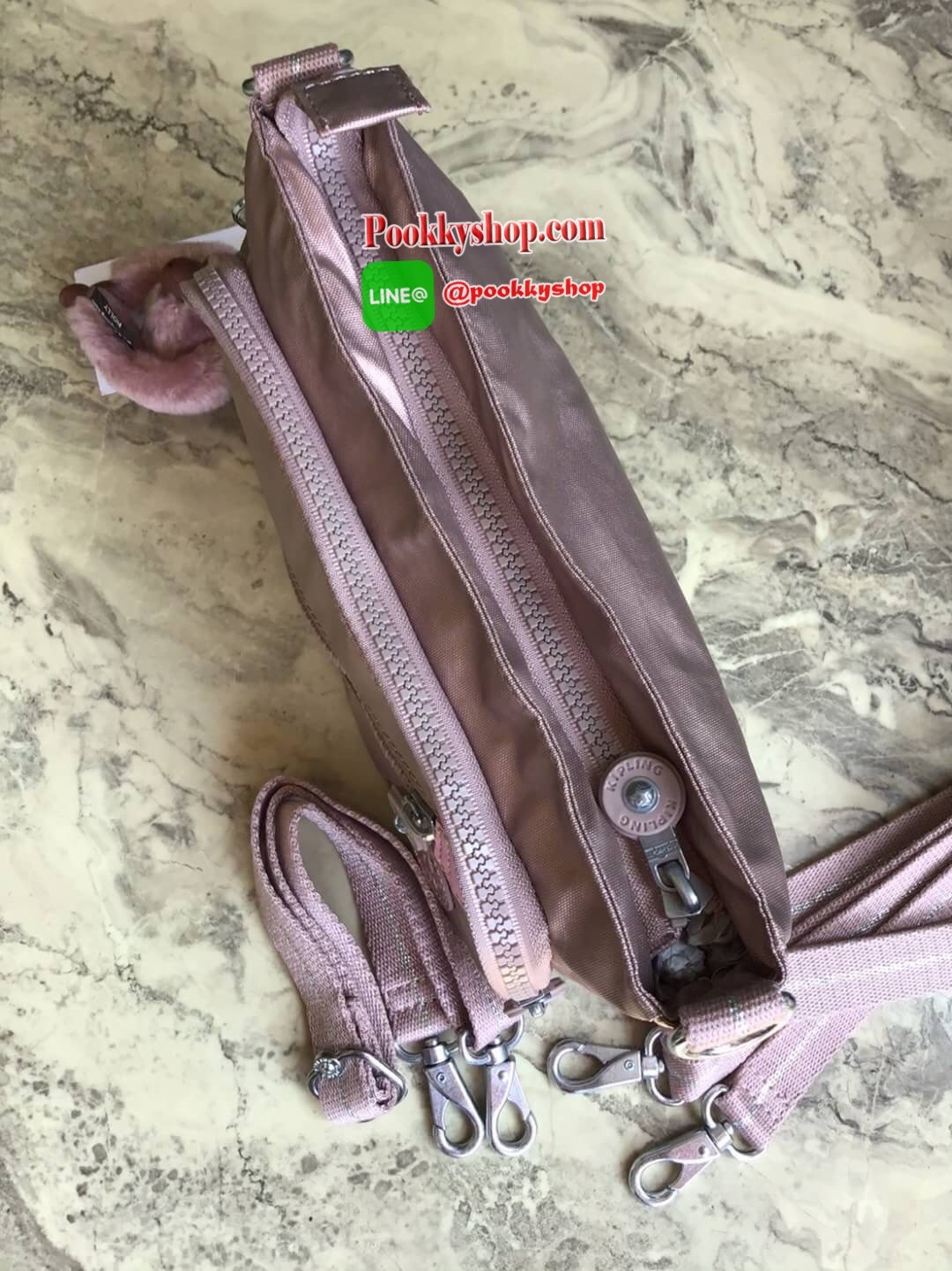 Kipling milos crossbody bag (K13696) กระเป๋าสะพายข้าง crossbody ขนาดกำลังดี มี 2 สาย สายสะพายสั้น ถือเป็นทรงพอรช์(pochette)ถอดเปลี่ยนสลับกับสายยาวได้ มีช่องซิปใช้งาน3ช่อง 2ช่องใหญ่ภายในมีเล็กแยกเป็นสัดส่วน ใส่มินิไอแพค กระเป๋าสตางค์ยาวได้ ด้านหน้ามีช่องซิ