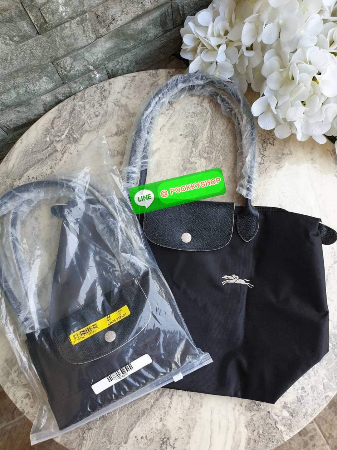 Longchamp Le Pliage Club Tote Bag Size S หูยาว วัสดุเนื้อผ้า Nylon Canvas เคลือบกันนำ้ ตัดด้วยหนังแท้ที่มีน้ำหนักเบา ดีไซน์เรียบง่ายแต่เต็มไปด้วยความคลาสสิก จนเป็นที่ชื่นชอบไปทั่วโลก Longchamp ปรับโฉม LE PLIAGE ด้วยการปักลายรูปม้า-ตราสัญลักษณ์ของแบรนด์บนผ