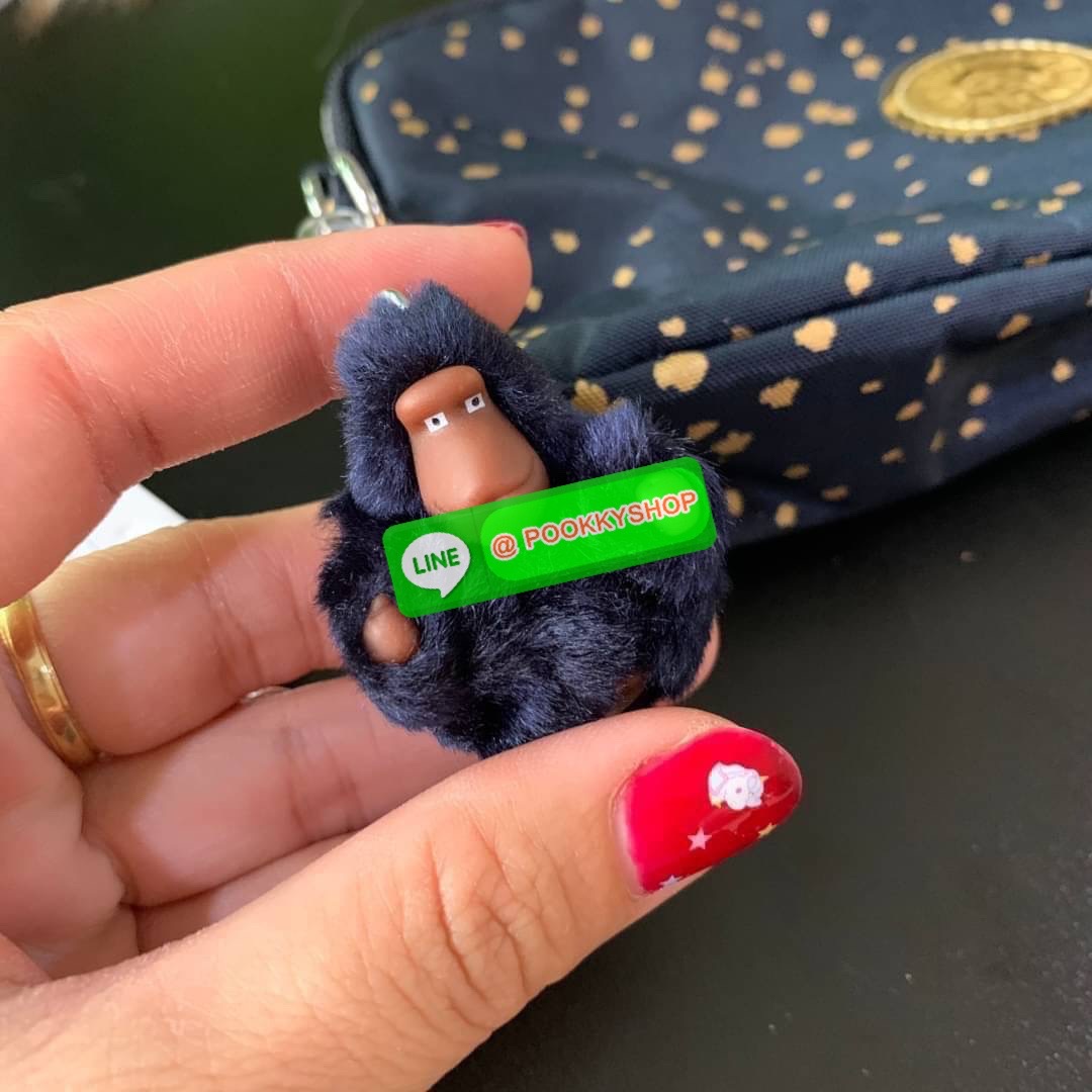 KIPLING 3 Monkey program Seoul up clutch & sling bag กระเป๋าคล้องมือ หรือ สะพายข้าง ขนาดเล็ก วัสดุ Nylon & Polyester 100% ใช้งานได้ 2 รูปแบบ มีสายสลับเปลี่ยนได้ทั้งแบบคล้องมือหรือสะพายข้าง เปิด-ปิดด้วยซิป ช่องหลักโล่ง มีช่องใส่บัตรด้านข้าง 6 ช่อง และช่องด