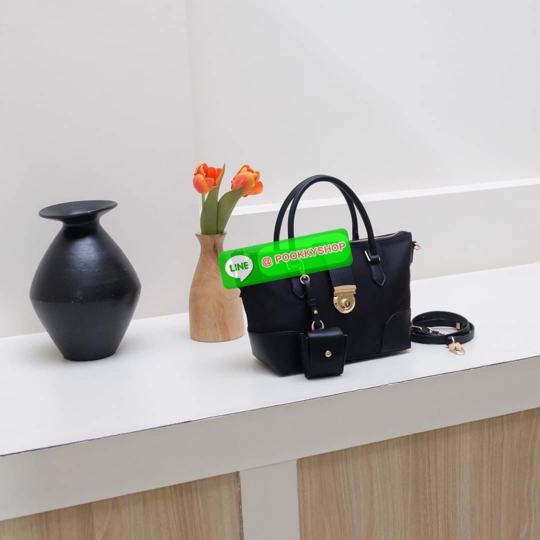 คอลเลคชั่นใหม่ รุ่นขายดี KEEP ‘ Phony bag ‘ อีกรุ่นที่ ถูกถามเข้ามาเยอะที่สุด เป็นกระเป๋า size กลางๆที่ ดีไซน์ให้ออกมาเรียบ หรู หยิบมาใช้งานได้ในทุกๆ วัน