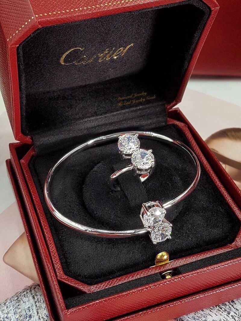 Super Hi-End Quality !!!! เซตแหวน + กำไลงานเพชรพรีเมี่ยม CZ เพชรโคลนนิ่งเหมือนเพชรแท้มากๆค่ะ รุ่นนี้เพชรคัดเกรด 6A รุ่นนี้กำไลขนาด 3 กะรัต แหวนขนาด 3 กะรัต เพชรคัด ขาว ใส เหลี่ยมเพชรเหมือนเพชรแท้เป๊ะคะ ตัวเรือนชุบ 5 ไมครอน ชุบทองหนาอย่างดีค่ะ งานเกรดเดียว