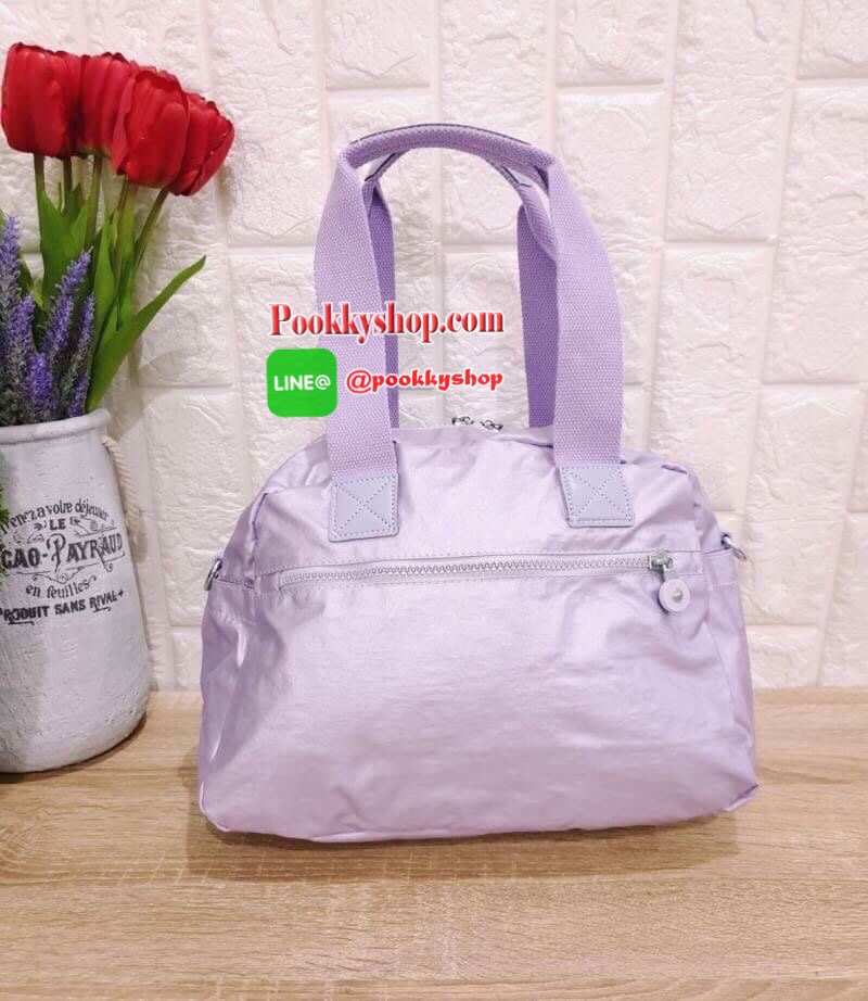 Kipling Women’s Defea Top-Handle Bag กระเป๋าถือหรือสะพายทรงตั้งสวย มีช่องใส่ของแยกเป็นสัดส่วนทั้งด้านในและนอก มีสายสะพายถอดและปรับความยาวได้ฟรีไซส์ มาพร้อมพวงกุญแจลิง น่าใช้คุ้มค่ามากๆจ้า