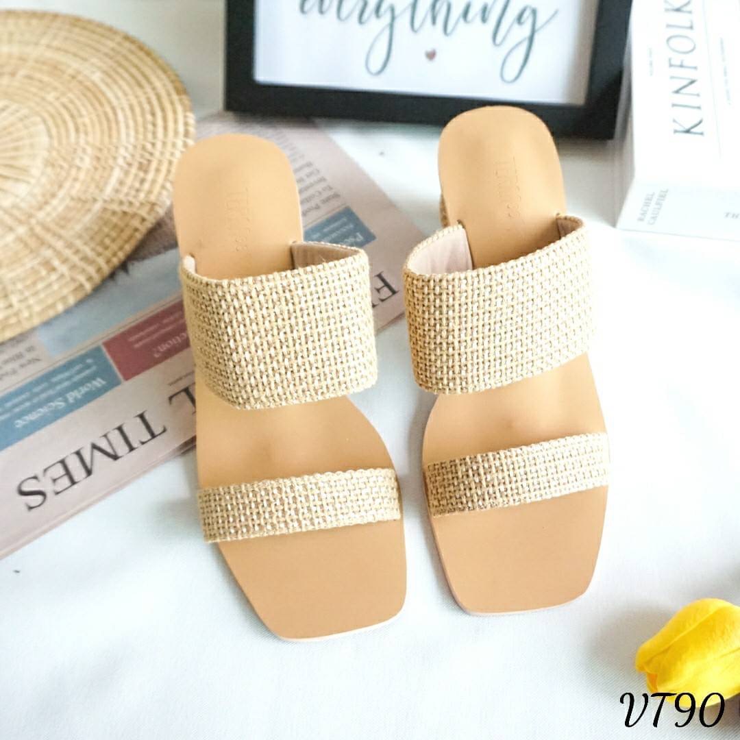 VT90 พร้อมส่ง เพิ่งมา พร้อมส่ง สวยอีกแล้ว ค่ะ รองเท้าส้นกลมสูง 2.5 นิ้ว ทรงสวมงาน ผ้ากระสอบตัวใหม่ งานดีมากกก ตัวสายนิ่มมาก ใส่สบายสุดๆ งานปังล่าสุดปีนี้ค่ะ ฤดูกาลนี้ บอกเลย ว่า งานปังมาก แบบสวย แมตกับเสื้อผ้าได้ทุกชุดเลยจ้า