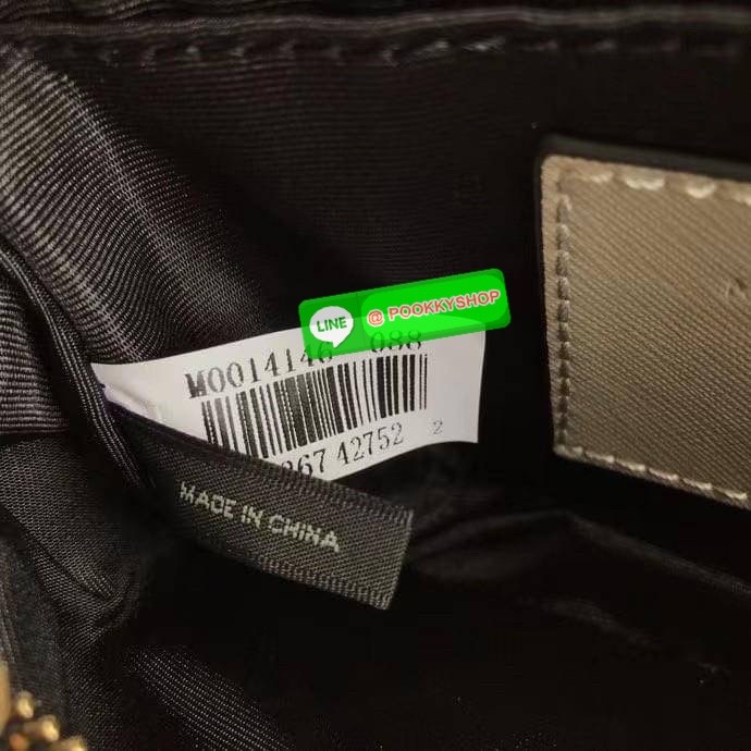 March Jacop Snapshot MJ Cross Body Bag กระเป๋าสะพายข้าง วัสดุหนัง Saffiano ด้านหน้าประดับด้วยโลโก้ J อันเป็นสัญลักษณ์ของแบรนด์ อะไหล่ทองหรูหรา มาพร้อมสายสะพายโลโก้แบบปรับได้ แบ่งเป็น2ช่องซิป ใบนี้คือเรียบหรูแต่ดูดีมาก ไม่ควรพลาดเลยค่า