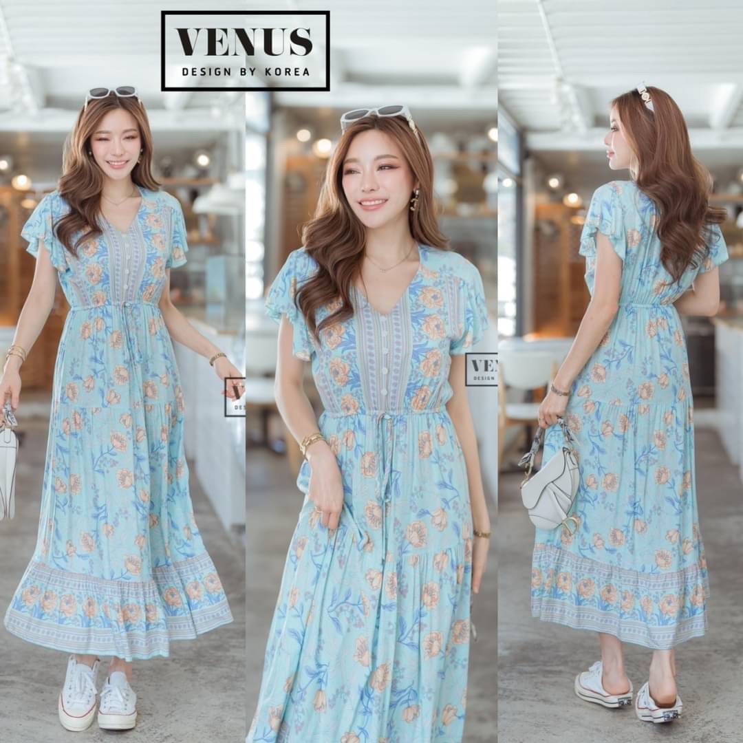 I'm Lady By Venus Flora MaxiDress แม๊กซี่เดรสพิมพ์ลายดอกไม้ แต่งกระดุมเรียงหน้า ช่วงเอวแต่งสม๊อคยืด สามารถรูดได้นะคะ งานเก๋เนื้อผ้าพริ้วใส่สบายสุดๆคะ แม๊ทกับรองเท้าผ้าใบก็น่ารักคะ