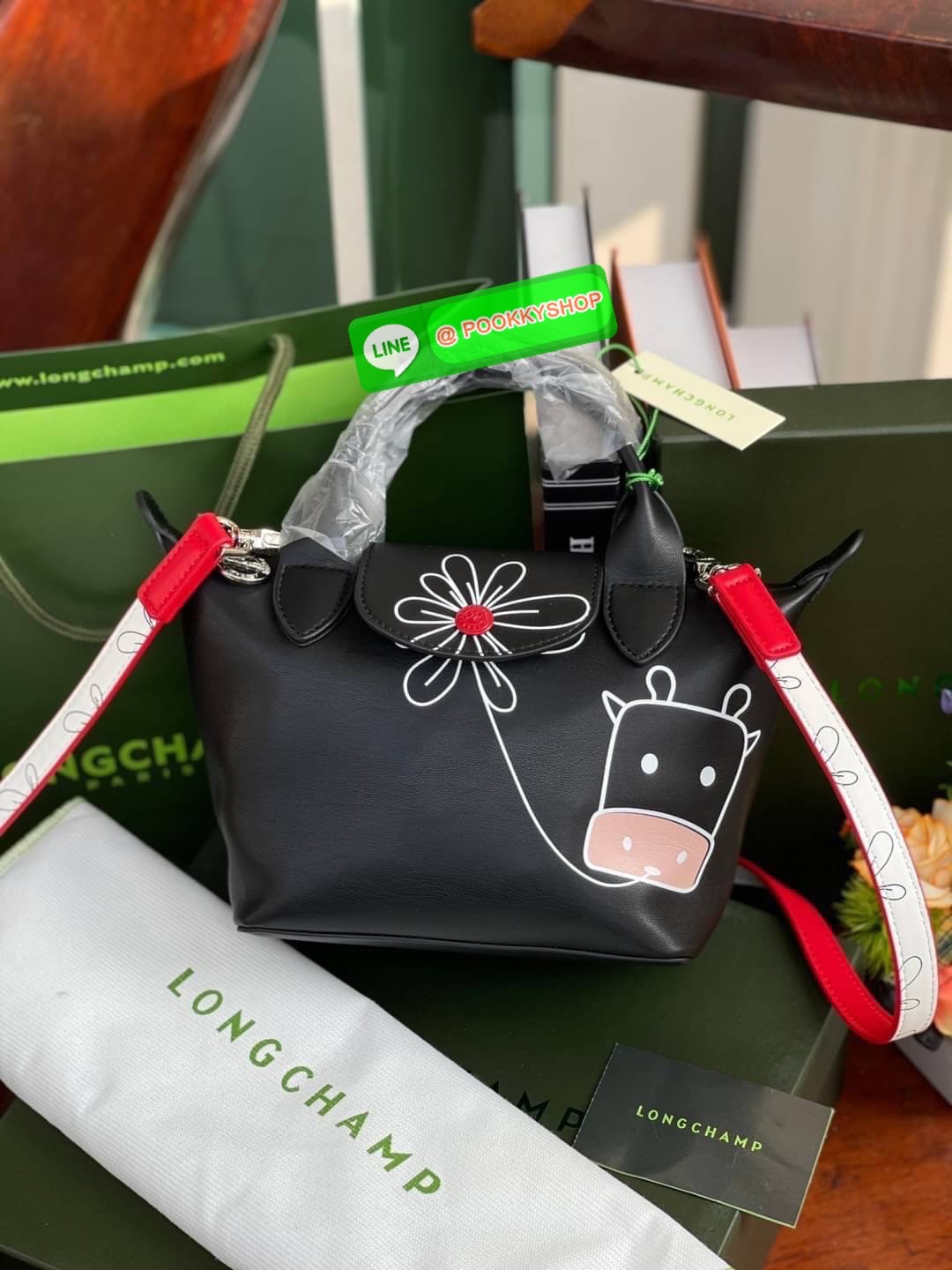 Longchamp Year of OX LE PLIAGE CUIR TOP HANDLE BAG XS Celebrate 2021! ต้อนรับปีวัวด้วยคอลเล็คชั่นพิเศษ วัสดุหนังเมทิส (Metis) หรือหนังแกะเนื้อนุ่มมาพร้อมหูจับขนาดสั้นเหมาะถนัดมือ กระเป๋าทรงไอคอนนิกพร้อมลวดลาย animation สุดน่ารักตรงยุคสมัย เอาใจผู้ที่ชื่นช