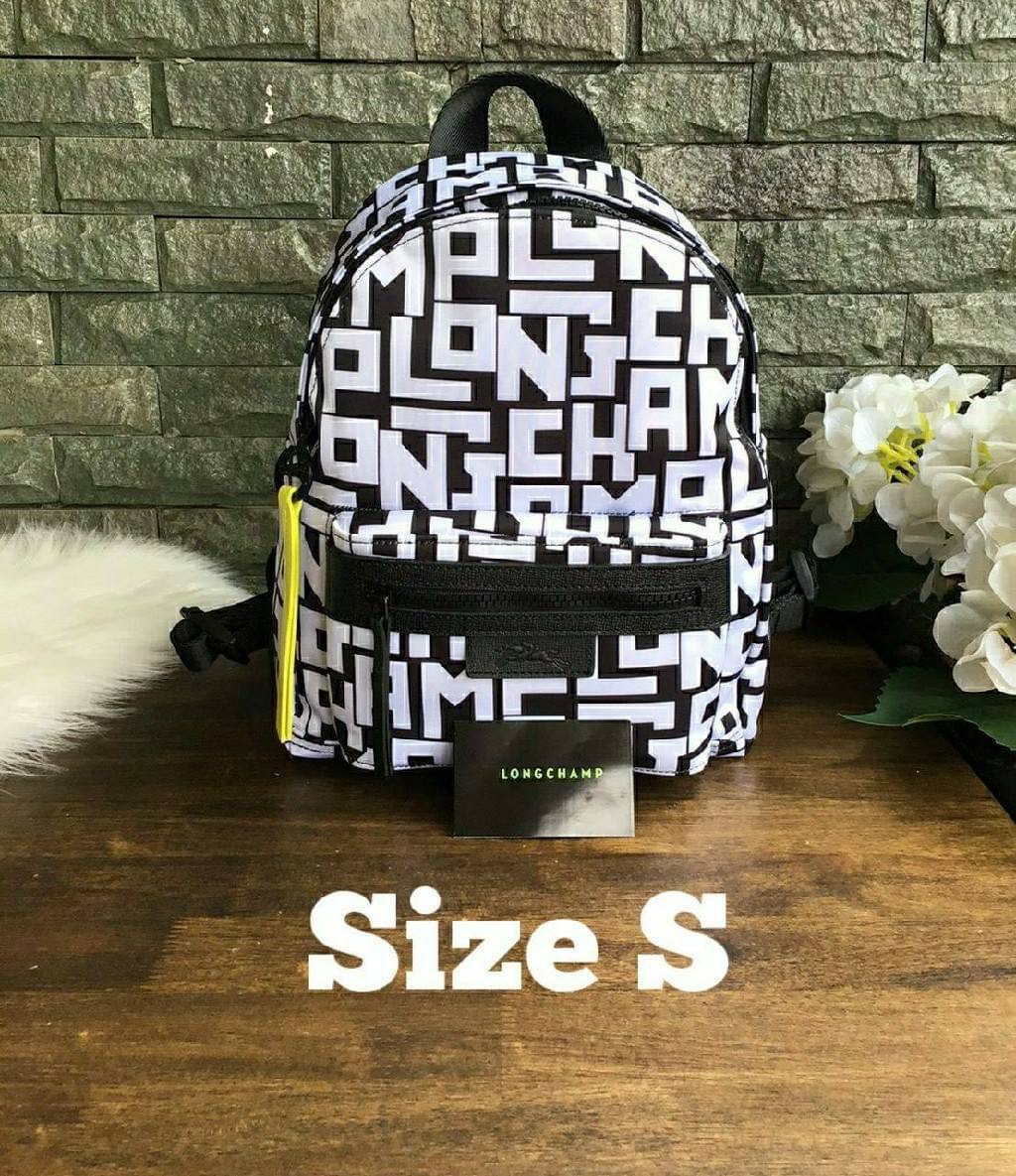 LONGCHAMP LE PLIAGE LGP BACKPACK รายละเอียด • วัสดุ: ผ้าใบ • อะไหล่: นิกเกิล • ตัวกระเป๋า: ผ้าใบโพลีอะไมด์เคลือบด้านใน • ตกแต่ง: หนังวัว รายละเอียดภายนอก • การปิด: ด้วยซิป • สายสะพาย: เลื่อนปรับระดับได้ • ช่อง: 1 ช่องซิป ภายใน • ช่องใส่ของ: 1 ช่อง ช่องด้า