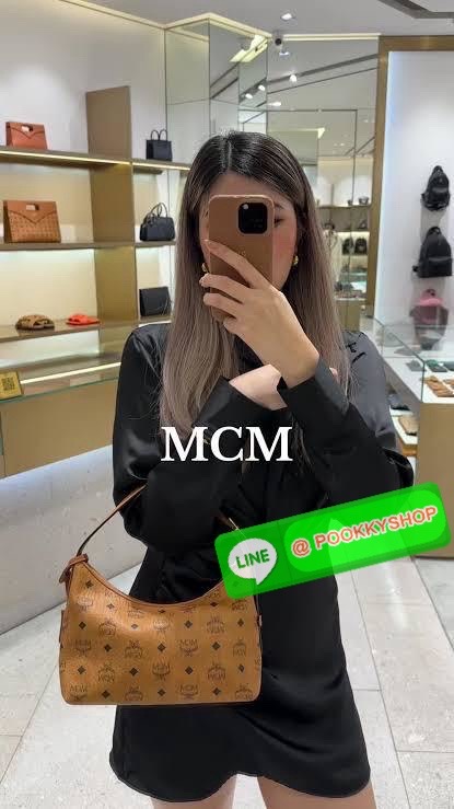 MCM Aren Hobo In Visetos กระเป๋าสไตล์คลาสสิก โดดเด่นด้วยรูปลักษณ์ ที่สามารถสะพายขึ้นไหล่ และยังมีสายสะพายเพิ่มให้1เส้น ต่อเป็นสายยาวสะพายพาดลำตัวได้ ฝากกระเป๋าเปิดปิดด้วยซิป แต่งดีเทลแท็กหนังที่ถอดออกได้และกุญแจพร้อมลูกสลักโลโก้