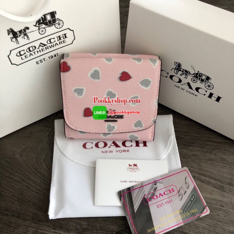 COACH Small Wallet in Floral Print Coated Canvas กระเป๋าสตางค์ใบสั้น สามารถใช่งานได้ทั้งด้านหน้าและด้านหลัง ด้านหน้าเปิด - ปิดด้วยกระดุม ภายในมีช่องใส่บัตรและธนบัตร ด้านหลังเปิด - ปิดด้วยกระดุม มีช่องสำหรับใส่เหรียญ