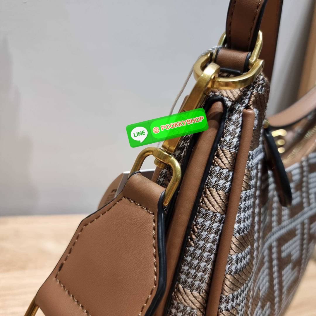 FENDI MONOGRAM CROSSBODY HOBO BAG กระเป๋าสะพายข้างใหม่ล่าสุด ดีไซน์ลวดลายรอบใบ มี texture โดดเด่นน่าใช้ ดูหรูและคลาสสิคในตัว ก้นกระเป๋าตกแต่งอะไหล่ font สีทองหรูหรา มาพร้อมสาย 2 แบบ สำหรับคล้องแขน และสายครอสบอดี้ วัสดุผ้าแคนวาสทนทาน เปิด-ปิดด้วยซิป ภายในเ