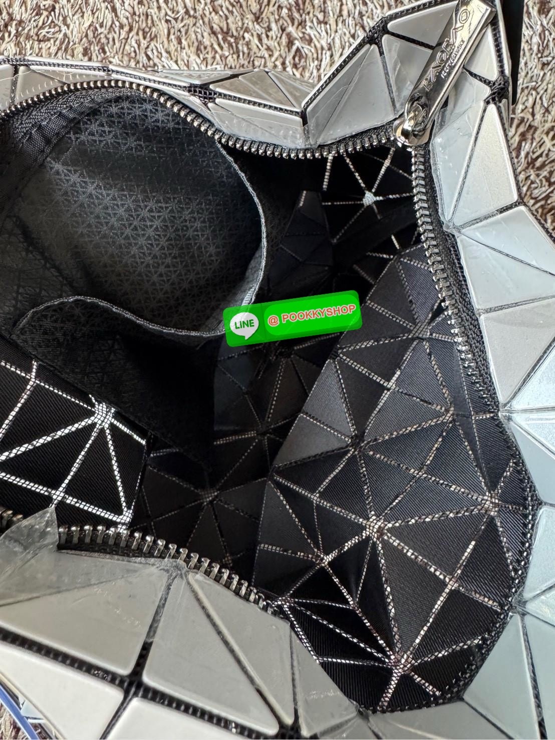 Baobao Issey Miyake Large Baguette เป็นกระเป๋าที่ดูมีมิติและสวยงามด้วยรูปทรงของมัน ซึ่งหูกระเป๋าจะมีความกว้างขึ้นไหล่ได้ได้แบบสบายๆ ใส่ของได้เยอะ ปากกระเป๋ามีช่องซิป ด้านในมีช่องใส่ของเพิ่ม สะดวกสบายพกพาไปได้ทุกที่ รูปทรงกนฃระเป๋าทำให้ดูเรียบง่ายยิ่งขึ้น