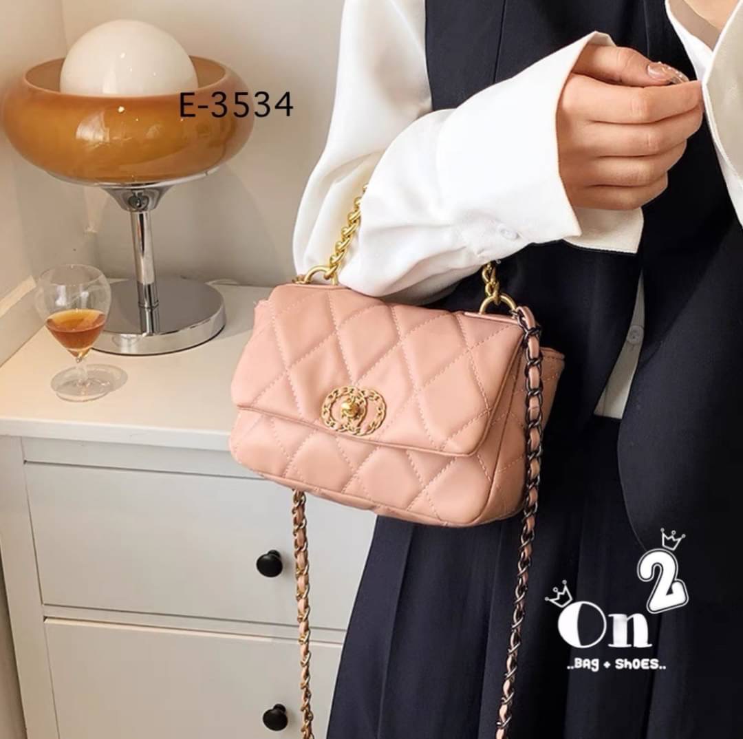 กระเป๋าสะพายไหล่ทรงชาแนล หนังpu งานนิ่ม ทรงสวย สะพายไหล่ หรือสะพายข้างก็เก๋ อะไหล่สีทอง สายโซ่ร้อยหนัง มีหนังรองบ่า สะพายแล้วไม่เจ็บบ่าจ้า