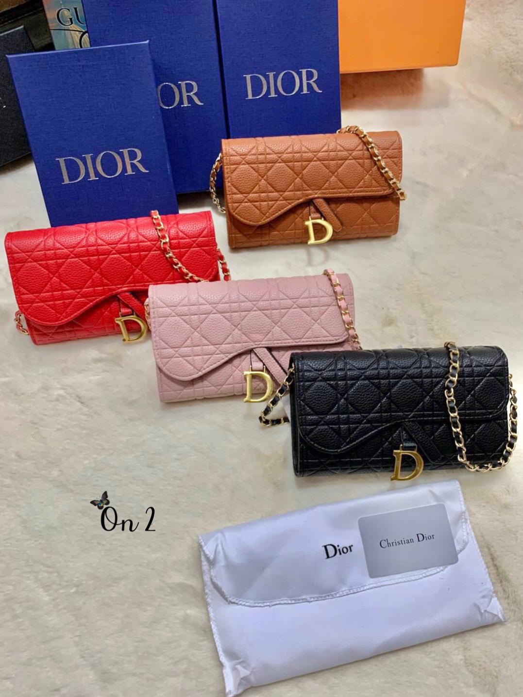 Dior oblique bag กระเป๋า Dior ทรงเหลี่ยมหนังปั้มลายซิกเนเจอร์ของแบรนด์ มีช่องเก็บแบงค์ เก็บการ์ด ใช้เป็นกระเป๋าสะพายและกระเป๋าสตางค์ได้ในตัวค่ะ อะไหล่D สีทองสวยหรูพร้อมส่ง 4 สี