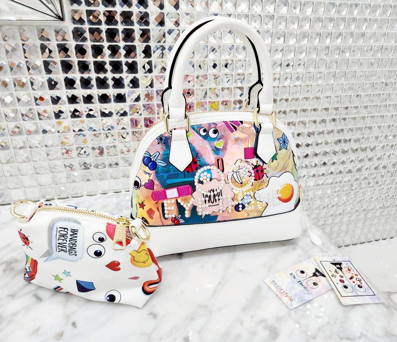 กระเป๋า Eye theme แบรนด์แท้งานคอลเลคชั่นใหม่ใบนี้รับรองคุณภาพความพรีเมียม และความน่ารักน่าใช้ มาพร้อมกระเป๋าใบลูกลายและสายยาว น่ารักแยกใช้งานได้ สวยคุ้มทนทานค่ะ