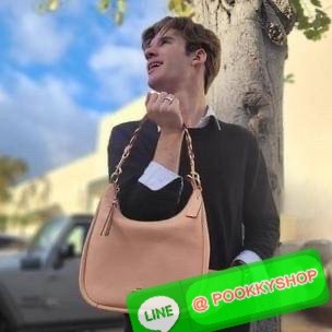 COACH JULES HOBO BAG ((C9189//9190)) 🌍พร้อมส่งที่ไทย! ต้องบอกก่อนว่าหนังรุ่นนี้อย่างดี นิ่มมากๆ สัมผัสแล้วรู้สึกละมุน กับกระเป๋าใบใหญ่ ทรงสวย เปิดปิดกระเป๋าแบบซิปมีหนังห้อยเพิ่มความเก๋ตรงหัวซิปค่ะ ภายในกระเป๋ากว้างมาก ใส่สัมภาระได้ครบครัน หายห่วงเ