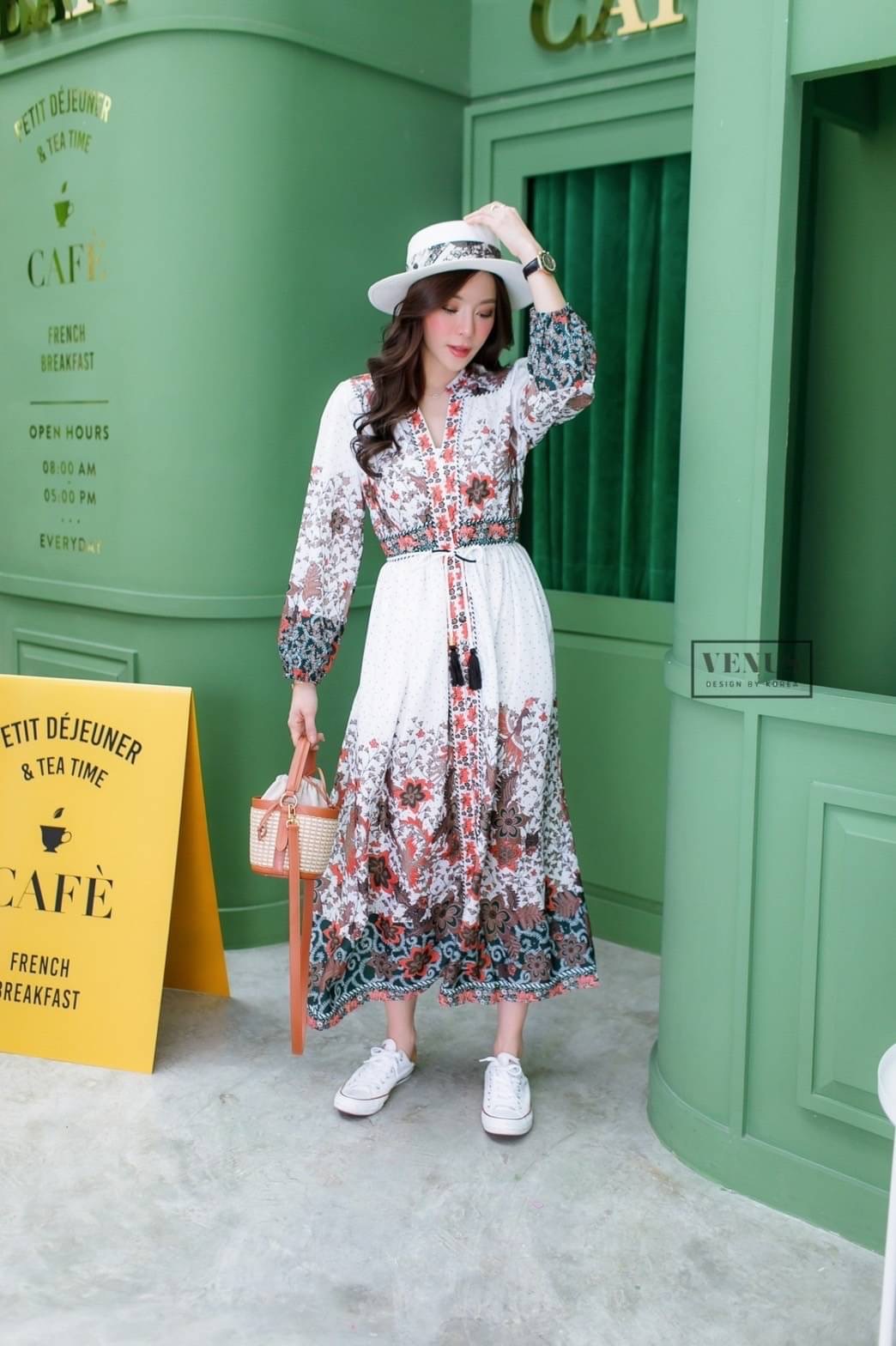 Restock ♥️♥️♥️♥️ I'm Lady By Venus Bohemain MaxiDress แม๊กซี่เดรสคอวีแต่งแขนพองพิมพ์ลายสไตล์โบฮีเมี่ยน งานสวยมากๆนะคะ แต่งกระดุมปั๊มอย่างดีคะ มาพร้อมกับสายผูกเอวเข้าชุดกันคะ