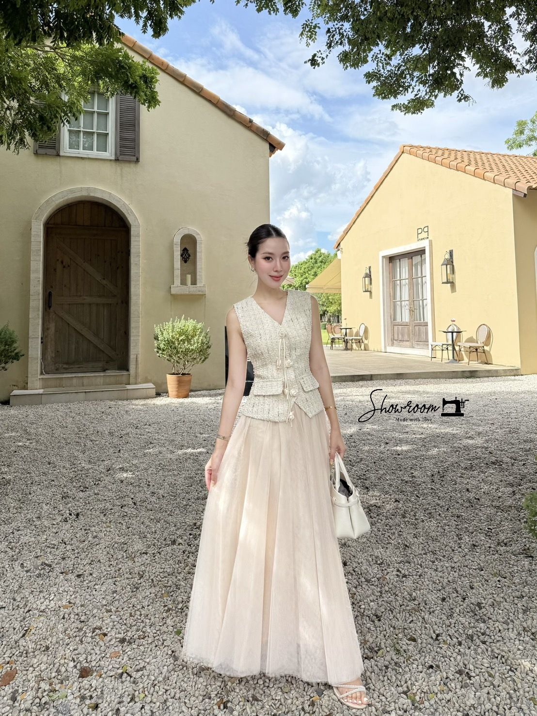 ชุดเซทแฟชั่น เซ็ตเสื้อคอวีแขนกุดผ้าทวีต มาพร้อมกระโปรงผ้ามุ้งยาวดีไซน์เก๋