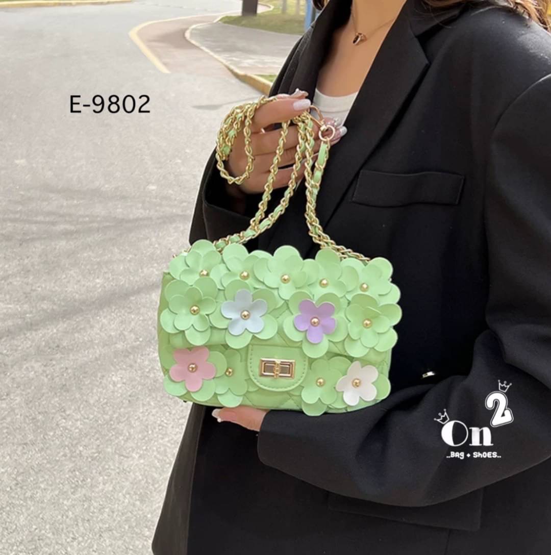 กระเป๋าสะพายชาแนล ทรงคลาสสิคเปิดหน้า แต่งดอกไม้รอบใบเพิ่มความ cute ไปอีก สายสะพายยาวครอสบอดี้ได้ค่ะ พร้อมส่ง 6 สีค่ะ