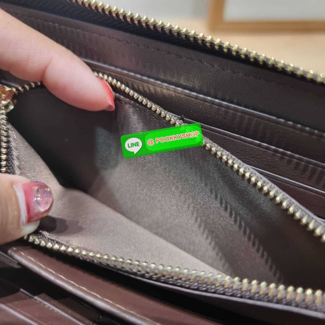 COACH CF521 LONG ZIP AROUND WALLET WITH SIGNATURE MONOGRAM 🔆 Details กระเป๋าสตางค์ใบยาว คอลเลคชั่นใหม่ กับดีไซน์ใหม่ ฉีกกฏทุกการดีไซน์ ด้วยลวดลายโมโนแกรมรอบใบโดดเด่น สะดวกใช้งานด้วยสายคล้องมือที่สามารถถอดออกได้ พกพกง่ายที่สุด รูดใช้งานด้วยซิปรอบใบ