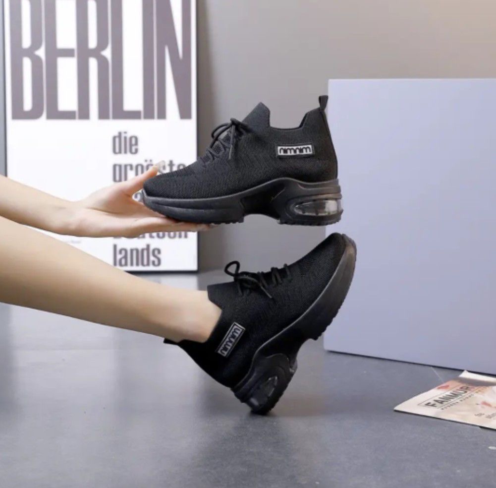 NEW ITEM แฟชั่นเสริมส้นมาแรง!! รองเท้าสลิปออนผ้ายืดเสริมพื้น 5c.m. แต่งเชือกผูก ทรงสโลป วัสดุเนื้อผ้ายืดกระชับเท้า เนื้อหนาคุณภาพดี ขอบยางยืดเพิ่มความยืดหยุ่นในการสวมใส่ ใส่แล้วดูขาเรียวยาวสุดๆไปเลย ตัวพื้นรองเท้าเป็นยางพารากันลื่นได้ดีจ้า งานสวยเก๋น่ารัก