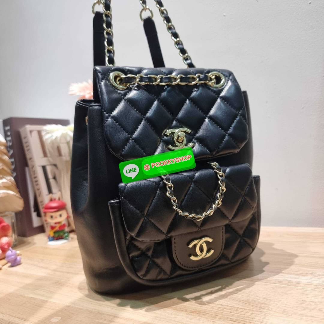 Hot item! Chanel duma backpack กระเป๋าเป้ ไซส์น่ารัก ไอเท็มยอดฮิตจากเคาน์เตอร์ dutyfree รูปทรงทันสมัย วัสดุหนังแกะสัมผัสนิ่ม ดีเทลความสวยมากมาย ทั้งสายรูดเก็บปาดกระเป๋า หรือจะช่องเปิดด้านหน้า ก็ดูหรูไปหมด ภายในโล่งกว้าง ใส่ของสำคัญได้ครบ สายสะพายปรับได้ตา