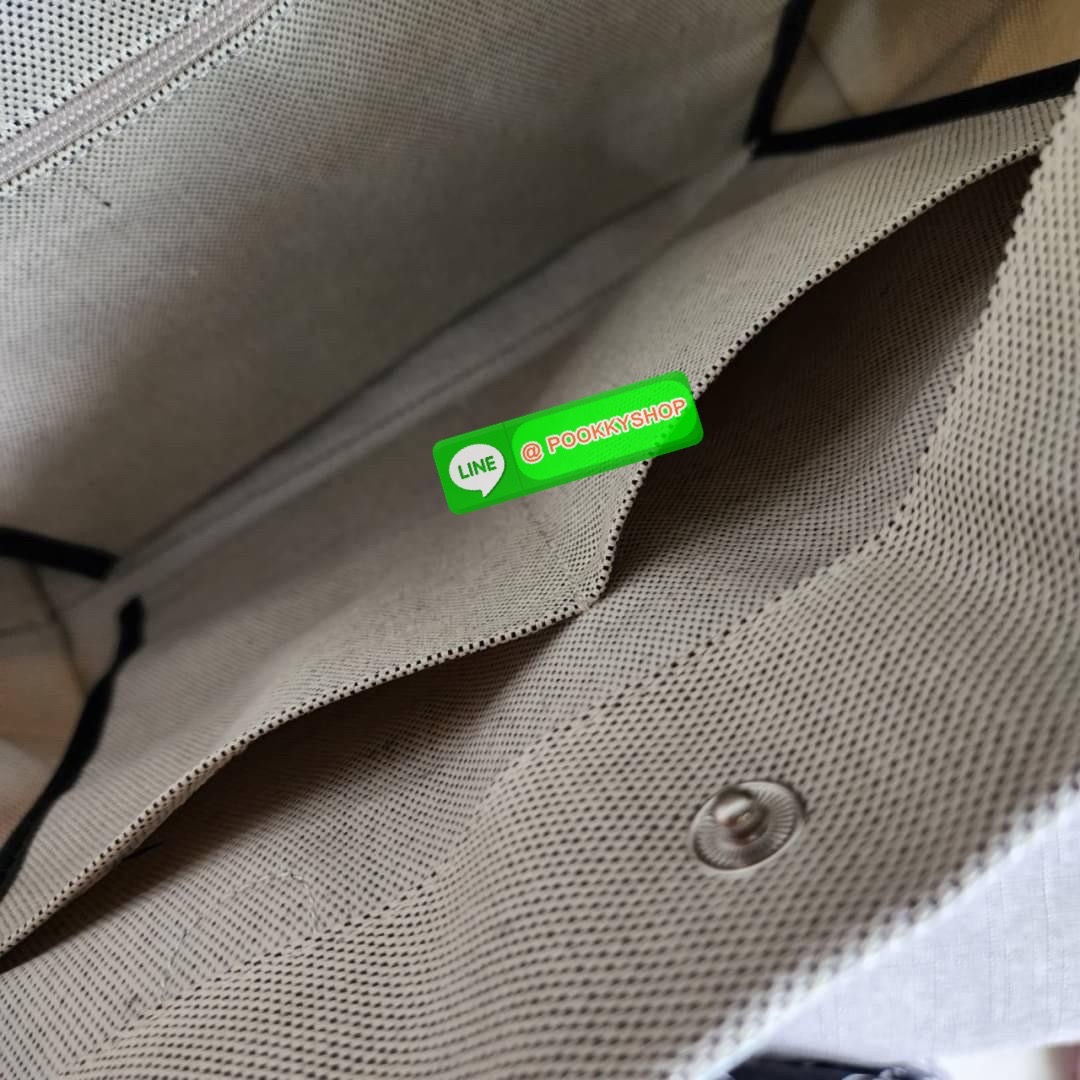 LONGCHAMP ESSENTIAL TOILE SHOULDER BAG L ECRU กระเป๋าสะพายไหล่ ใบใหญ่ สาวสายแบกไม่ควรพลาด ใส่เอกสาร แล็บท๊อป แฟ้มงานหรืออื่นๆใบเดียวจบคะ กระเป๋ามีความยืดหยุ่นและน้ำหนักเบา ปิดด้วยระบบสแน็ปอิน Longchamp ได้ปรับปรุงไลน์ผลิตภัณฑ์ ROSEAU อันเป็นสัญลักษณ์ใหม่ท