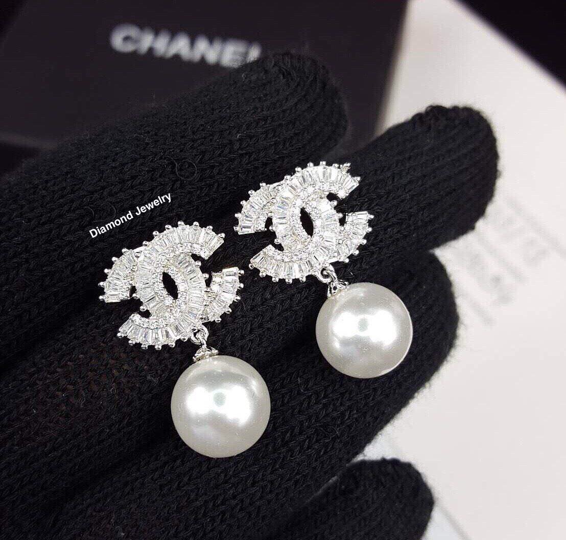 New Arrival !!!!! Chanel Earring ต่างหูมุกชาแนลงานเพชรปาเกต ประดับเพชร CZ แท้ งานสวยมากๆค่ะ เพชรสวยวิ้ง เพชรละเอียดเด้งไฟมากค่ะ ใส่ออกมาลุคคุณมาเลยจ้า งานน่ารักมากๆ พูดเลยย ตัวเรือนสีเงินชุบ 18KGP ไม่ลอกไม่ดำ Made in Korea