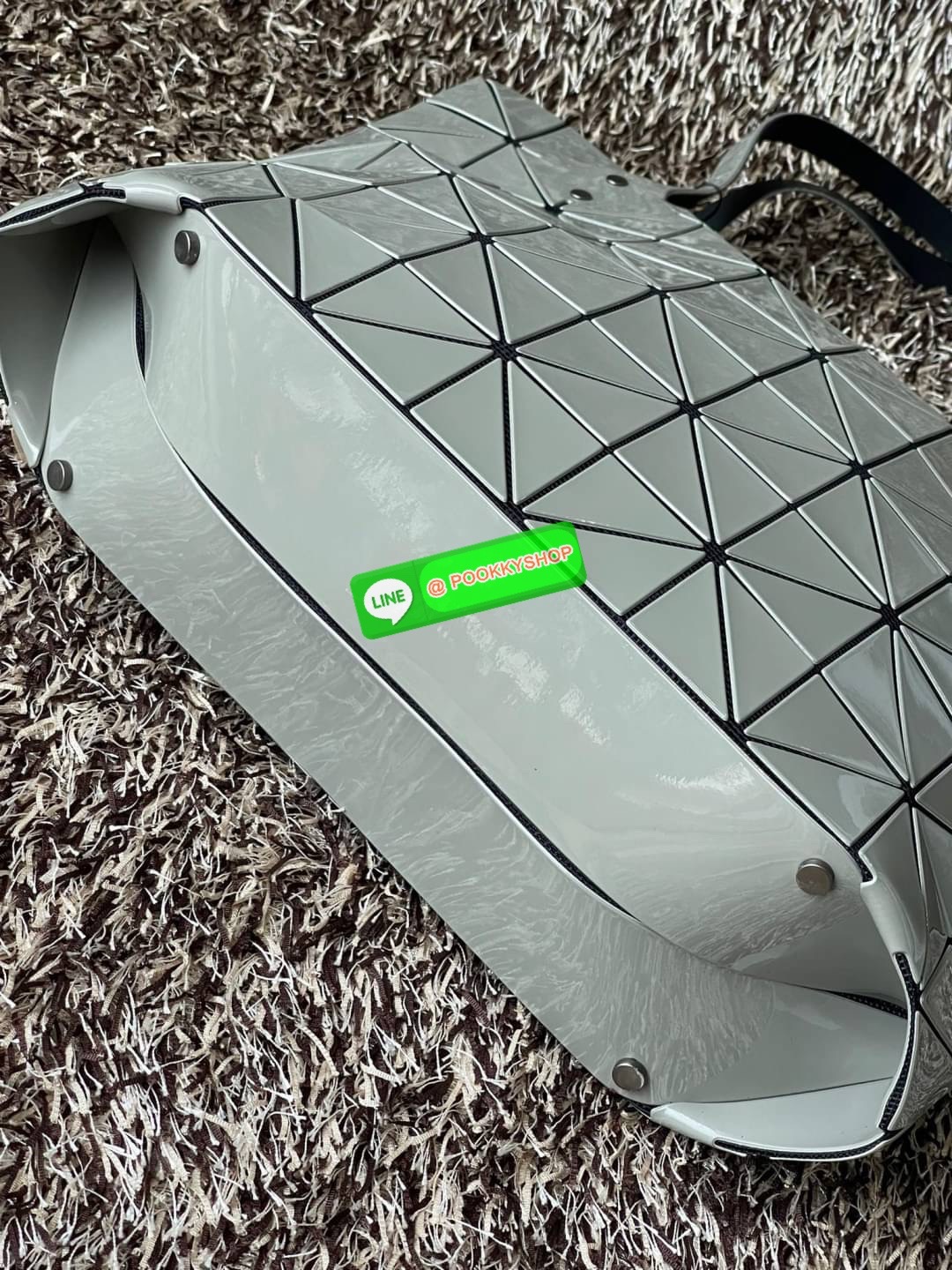 💕 Bao Bao Issey Miyake ROCK MATTE ซีรีส์นี้จะเป็นทรงสี่เหลี่ยมผืนผ้า มีซิปปิดด้านบน ถือเป็นรุ่นที่เหมาะกับการใช้งานในชีวิตประจำวัน สามารถพับมุมและบริเวณด้านล่างของกระเป๋าเพื่อเพิ่มความสะดวกสบายในการใช้งาน ทั้งยังช่วยให้วางกระเป๋าในแนวตั้งได้อีกด้ว