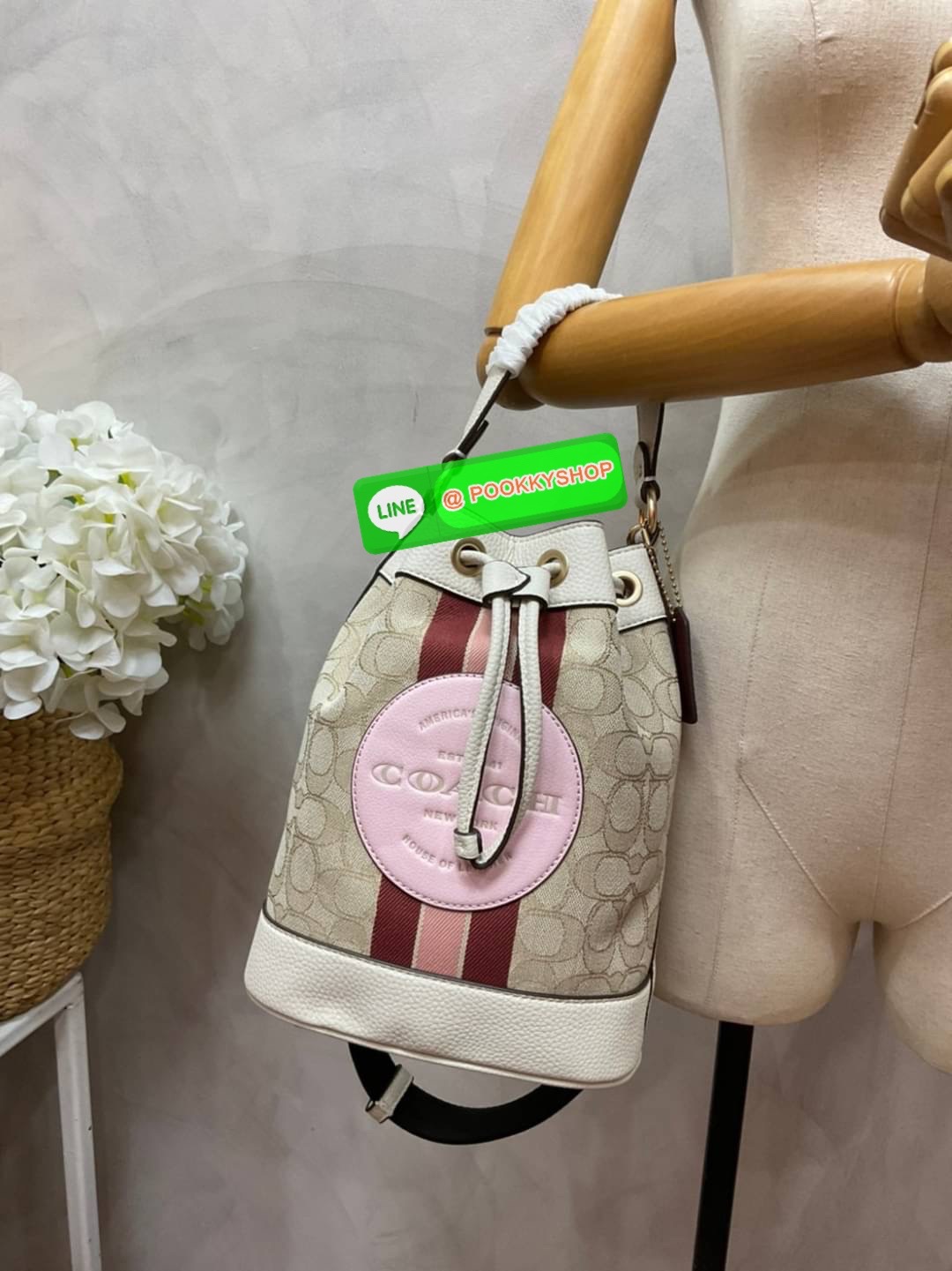 New arrival! 🌈น้องใหม่ล่าสุด สวยหรู ดูดีมากๆค่ะ! COACH DEMPSEY DRAWSTRING BUCKET BAG ((C4100//C4102)) พร้อมส่งที่ไทยค่ะ! กระเป๋าทรงขนมจีบ หนังแท้นิ่มสวยมากๆค่ะ จุดเด่นด้านหน้าปั้มโลโก้แบรนด์ ปากกระเป๋าแบบหูรูดใช้งานง่าย ภายในสามารถใส่ของจำเป็นในชี