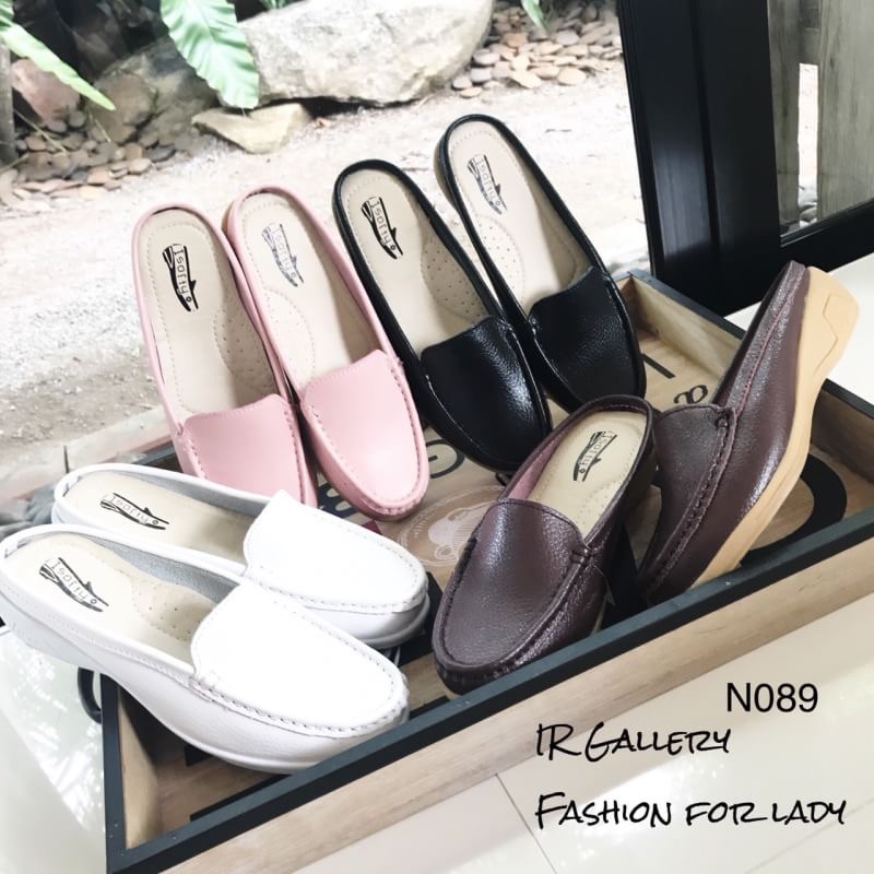 แบบขายดี!!! พร้อมส่ง รองเท้าลำลองที่มาพร้อมกับดีไซน์ทันสมัย วัสดุหนังแท้แบบเปลือยส้นพื้นนิ่ม ส้นยางกันลื่นหนา 1.5 นิ้ว ใส่สวยเก๋อย่างมีสไตล์ และรักษาสุขภาพเท้าไปในตัว