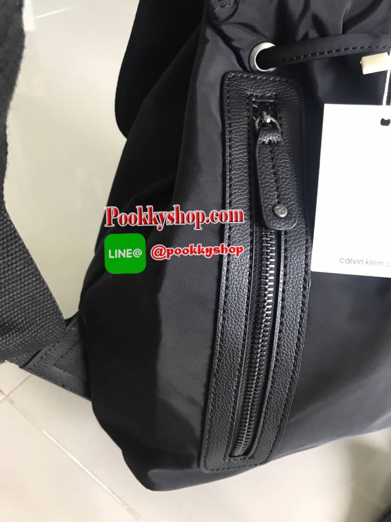 กระเป๋าสะพายหลัง Calvin Klein Backpack เป้ สีดำ พร้อมส่งที่ไทย 2017 กระเป๋าหนังสลับไนล่อน สุด chic มาพร้อมป้ายยี่ห้อ metal สีเงิน ตัดสีดำ อย่างโดดเด่น ข้างหลังมีซิปเปิดปิดได้ค่ะ ช่องกระเป๋าปกติใช้สายรูด แบบขนมจีบ ล็อคด้วยกระดุมเป๊ก สะดวกสบายและจุของได้เย