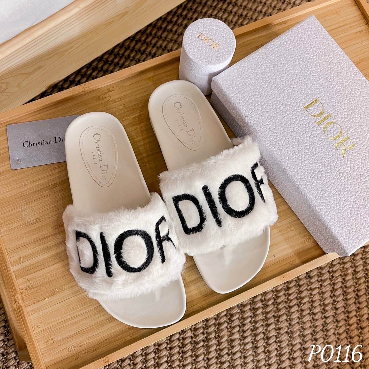 พร้อมส่ง มาใหม่ สวยมาก แตะ D io r งานปักบนขนเฟอร์ งานน่ารักค่ะ หนังนุ่มใส่สบายค๊า