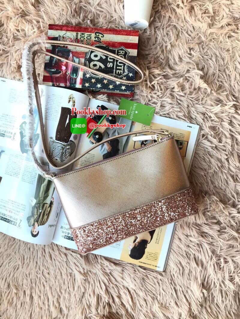 Kate Spade New York Greta Court Ramey Gritter Crossbody Bag กระเป๋าสะพายที่มีดีเทลเป็นกริชเตอร์วิ้งที่ก้นกระเป๋า ด้านบนหนังsaffiano เปิดปิดด้วยซิปเดียวด้านบน ภายในใส่กระเป๋าสตางค์ยาว มินิไอแพคได้ สายสะพายยาว118cmปรับไม่ได้ ขนาดกำลังดีสวยน่าใช้เลยคร้า!!