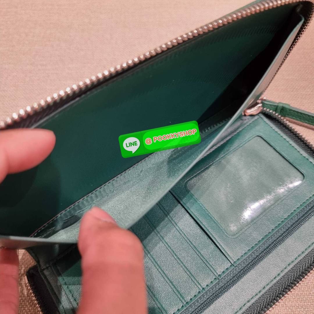 COACH C9073 DEMPSEY LARGE PHONE WALLET IN SIGNATURE JACQUARD WITH STRIPE AND COACH PATCH พร้อมเสิร์ฟความเลิศหรู กับคอลใหม่ล่าสุด กระเป๋าสตางค์ใบยาวกึ่งคล้องมือ สีสุดละมุน ถือใช้คือขับผิวสุด!! วัสดุผ้า jacquard สลับหนัง pepble มาพร้อมสายคล้องมือในตัว กันหล